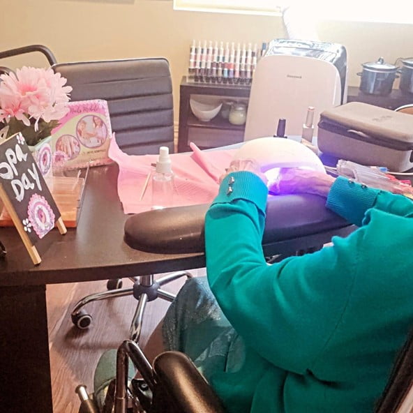 Mobile nail services for Assisted Living Facility´s Rehabilitation centers and nursing homes and hospitals in Tampa, specialize in our elderly community and people with mobility difficulties